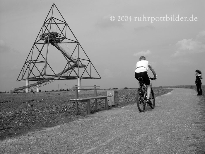 Radfahrer auf der Tetraeder-Halde in Bottrop